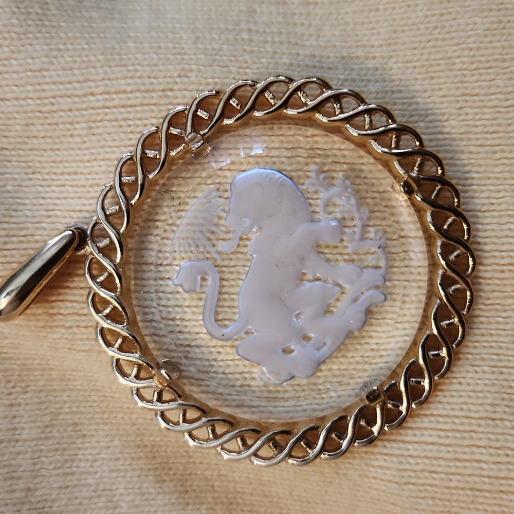 Vintage Trifari Leo Astrological Laser Engraved Pendant Gold Tone 1960s Era 39$